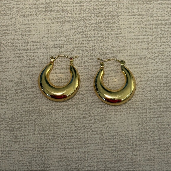 Jewelry - Elegant Gold Hoop Earrings